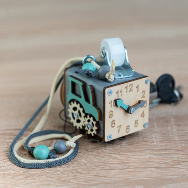 Montessori didaktička kocka za bebe – ručno rađena didaktička igračka s kotačićima i zupčanicima