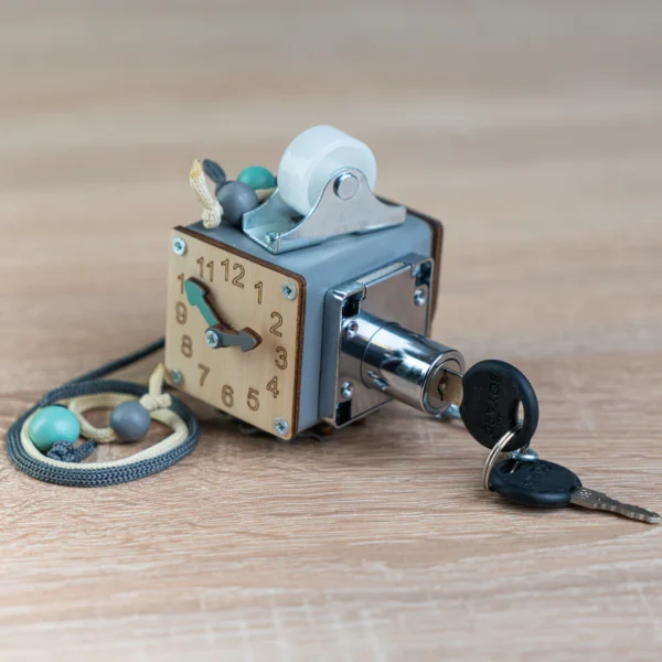 Montessori didaktička kocka za bebe – ručno rađena didaktička igračka s kotačićima i zupčanicima