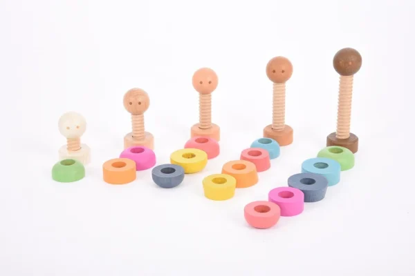 Montessori igračka na navijanje – drvena djeca duginih boja