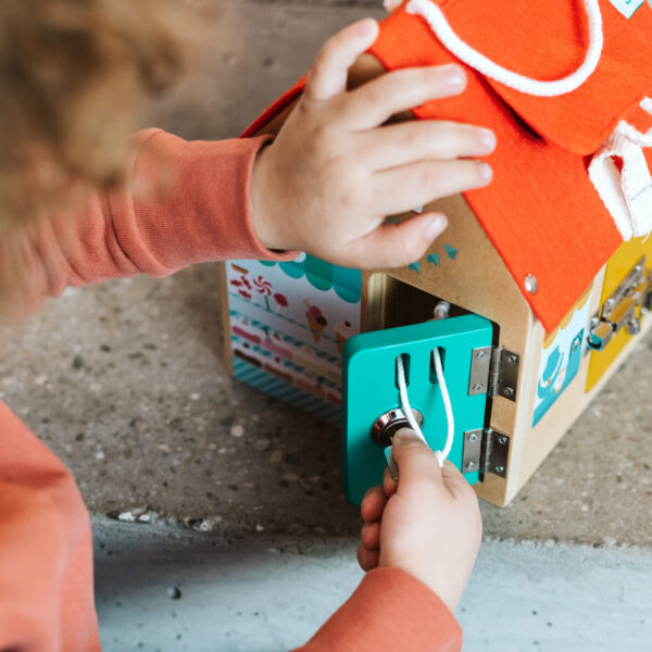 Dijete otvara vratašca didaktičke kućice