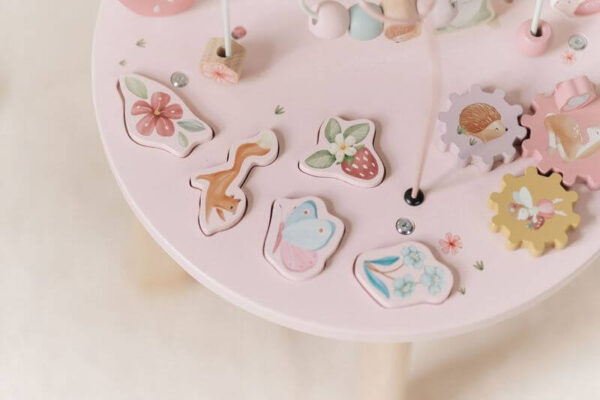 Detalj aktivnosti na didaktičkom stolu Little Dutch