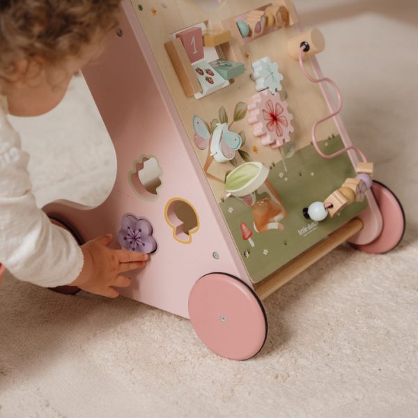 Beba istražuje bočne igre na didaktičkoj guralici Fairy Garden.