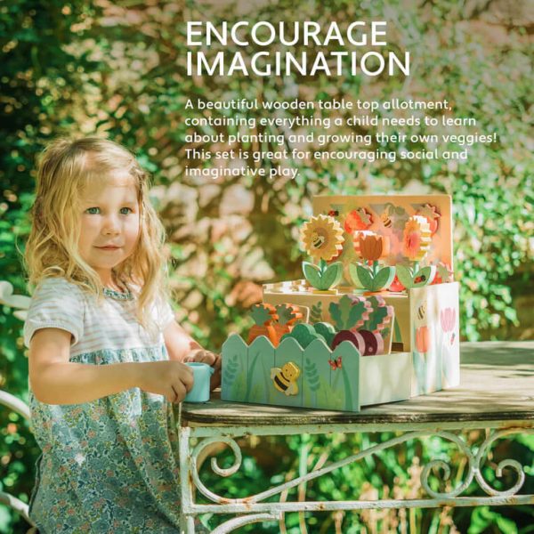 Djevojčica se igra s drvenim setom Moj prvi cvjetnjak – didaktička igračka.