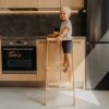 Detaljan prikaz drvenog Montessori tornja za učenje u prirodnoj boji, sklopivi ultralagani model bez montaže