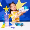 Dijete slaže Magna-Tiles Space set i gradi svemirski shuttle od magnetnih pločica.