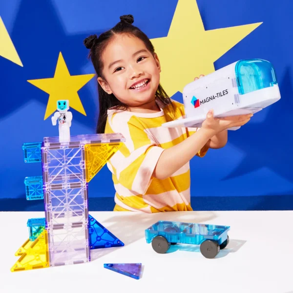 Dijete slaže Magna-Tiles Space set i gradi svemirski shuttle od magnetnih pločica.