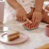 dijete se igra s Little Dutch drvenim setom za piknik