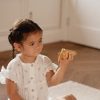 dijete se igra s Little Dutch drvenim setom za piknik