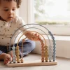 Dijete pomiče kuglice na pastelnom abakusu Little Dutch – drvena didaktička igračka Busy Bee.